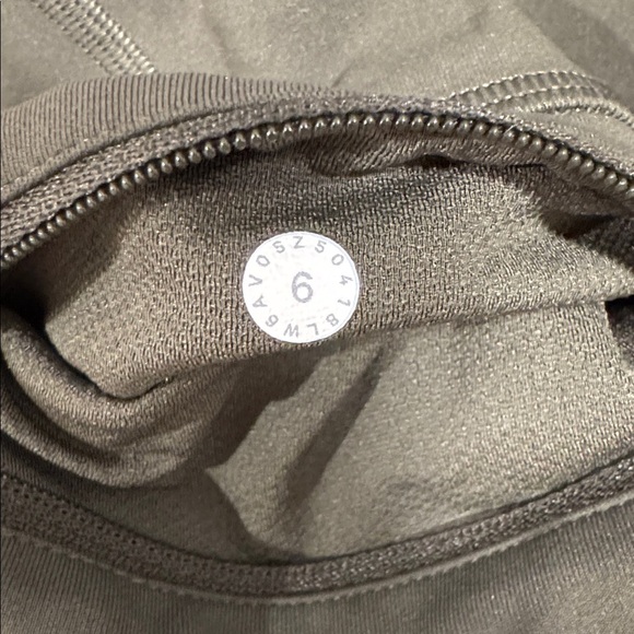 Lululemon Pace Rival 22" Crop Leggings, Grey Sage Green, Size 6 - Picture 9 of 10